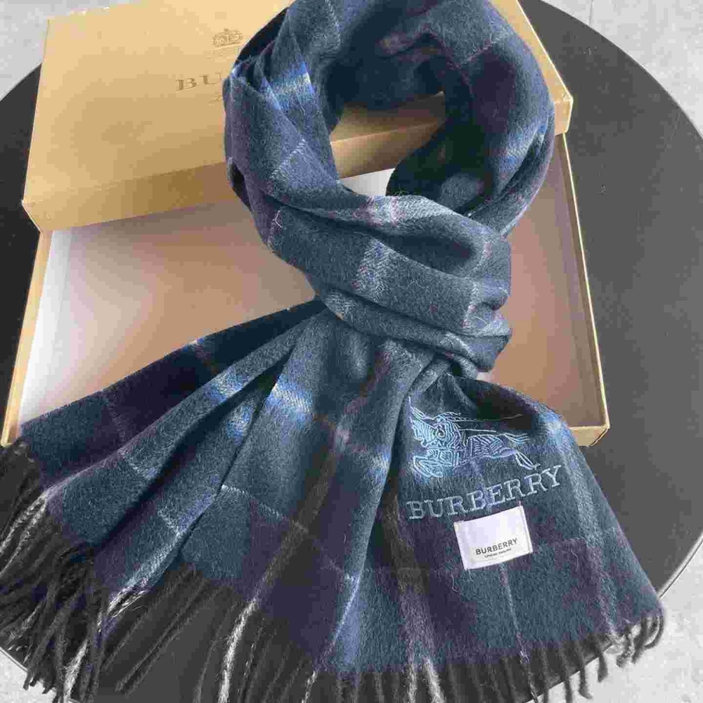 Burberry Women's fashionable knitted scarf to keep warm extremely beautiful - Picture 3 of 4